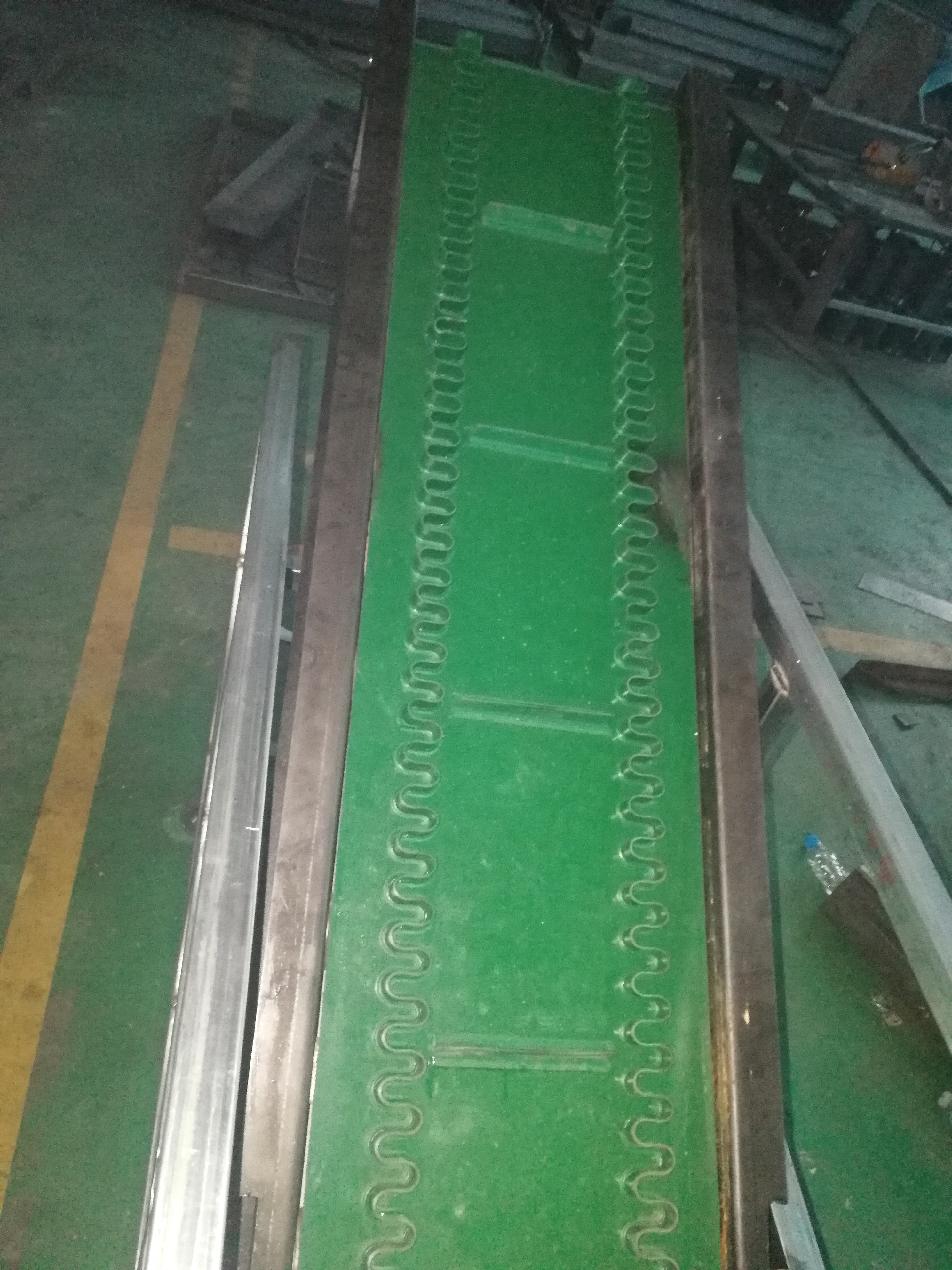 傾角皮帶輸送機(jī)分類有哪幾種?它們的工作原理